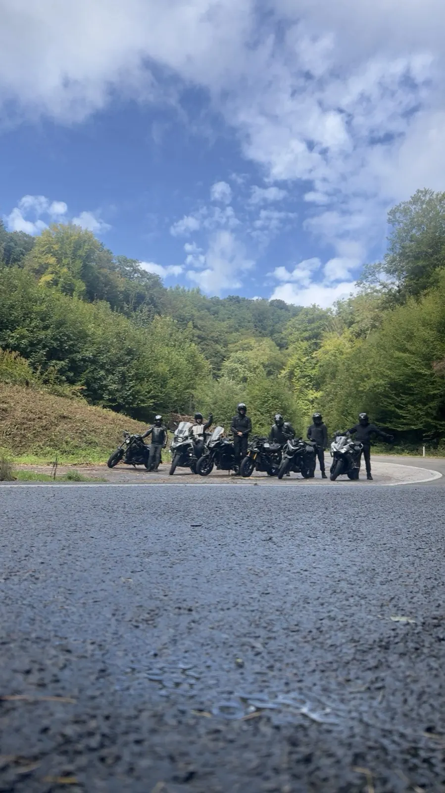 Groep motoren opgesteld in een bergbocht