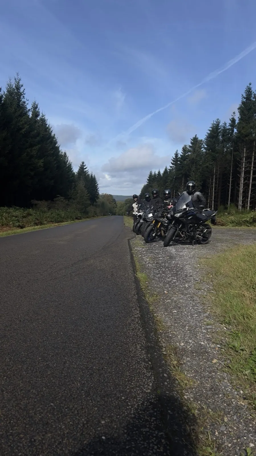 Motoren in een rij langs de bosweg